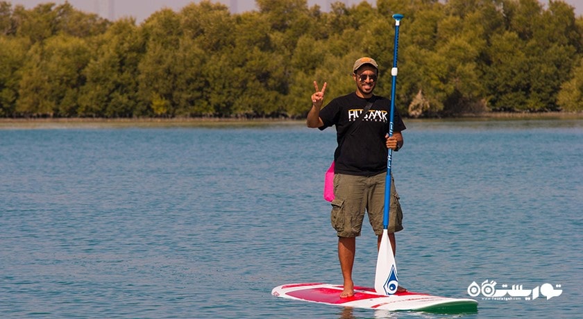 سرگرمی پاروزنی ایستاده در ابوظبی شهر امارات متحده عربی کشور ابوظبی