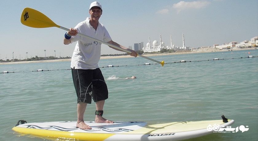 سرگرمی پاروزنی ایستاده در ابوظبی شهر امارات متحده عربی کشور ابوظبی