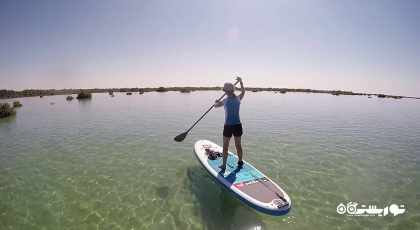 سرگرمی پاروزنی ایستاده در ابوظبی شهر امارات متحده عربی کشور ابوظبی