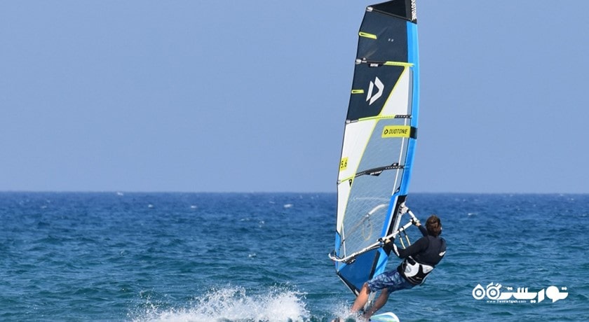 سرگرمی بادسواری در قبرس شمالی شهر قبرس شمالی کشور نیکوزیای شمالی