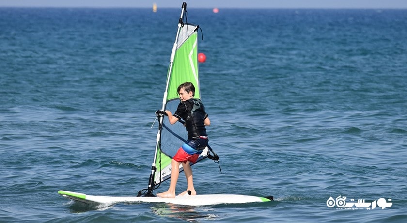 سرگرمی بادسواری در قبرس شمالی شهر قبرس شمالی کشور نیکوزیای شمالی
