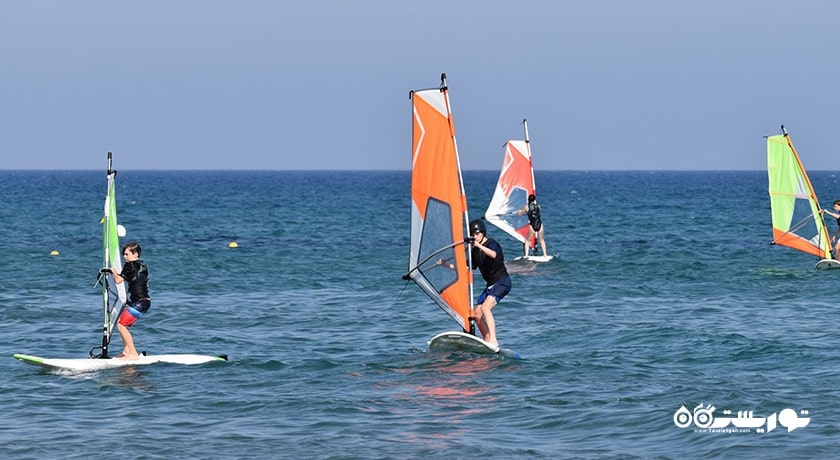 سرگرمی بادسواری در قبرس شمالی شهر قبرس شمالی کشور نیکوزیای شمالی