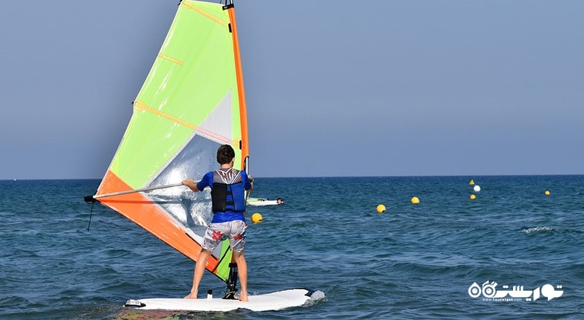سرگرمی بادسواری در قبرس شمالی شهر قبرس شمالی کشور نیکوزیای شمالی