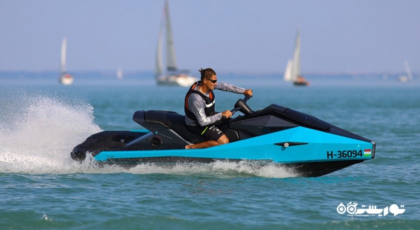 سرگرمی جت اسکی سواری در قبرس شمالی شهر قبرس شمالی کشور نیکوزیای شمالی