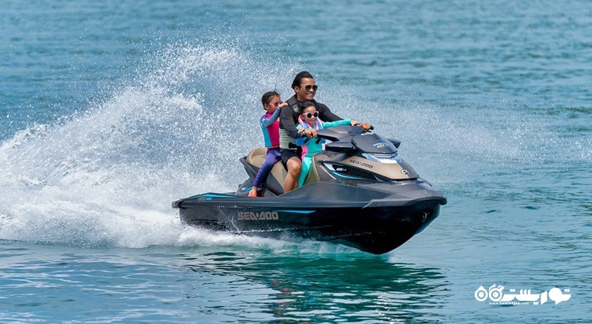 سرگرمی جت اسکی سواری در قبرس شمالی شهر قبرس شمالی کشور نیکوزیای شمالی