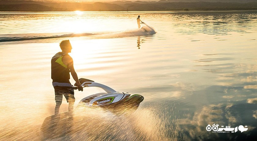 سرگرمی جت اسکی سواری در قبرس شمالی شهر قبرس شمالی کشور نیکوزیای شمالی