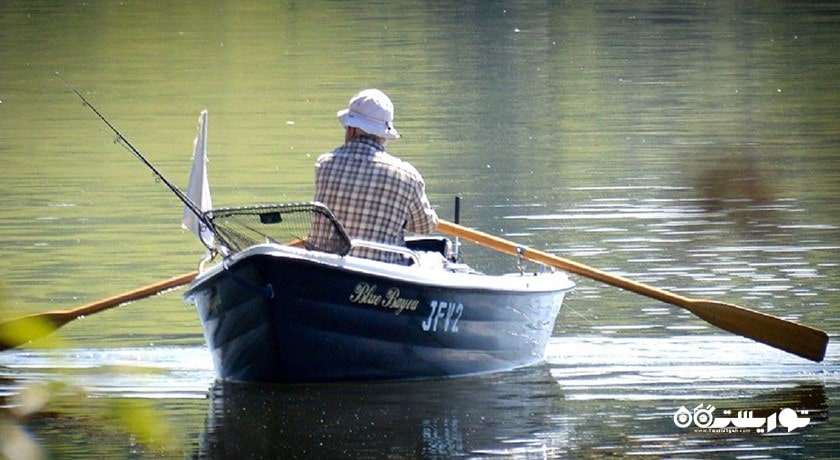 سرگرمی سواری با قایق های باریک پارویی شهر قبرس شمالی کشور نیکوزیای شمالی