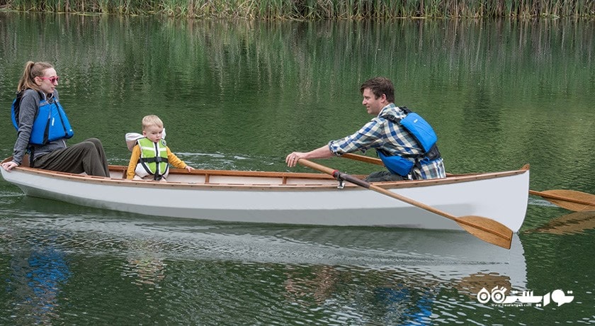 سرگرمی سواری با قایق های باریک پارویی شهر قبرس شمالی کشور نیکوزیای شمالی