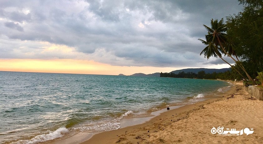 سرگرمی حمام آفتاب و شنا در سواحل کو سامویی شهر تایلند کشور کو سامویی