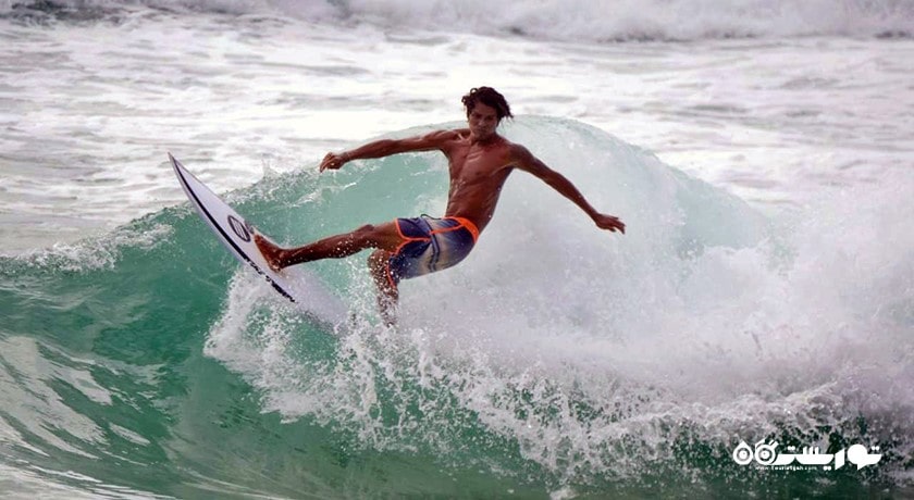 سرگرمی موج سواری در کوسامویی شهر تایلند کشور کو سامویی