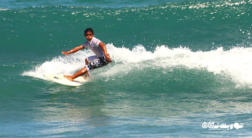 سرگرمی موج سواری در کوسامویی شهر تایلند کشور کو سامویی