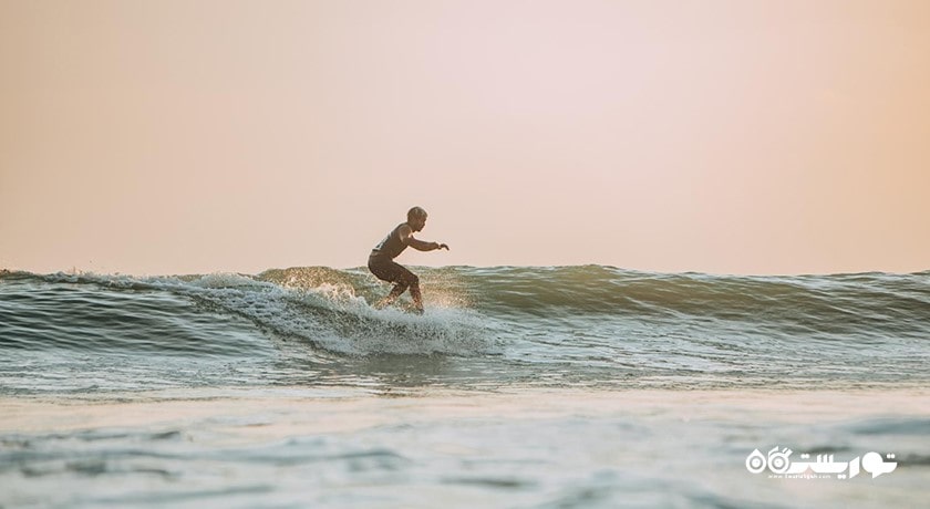 سرگرمی موج سواری در کوسامویی شهر تایلند کشور کو سامویی