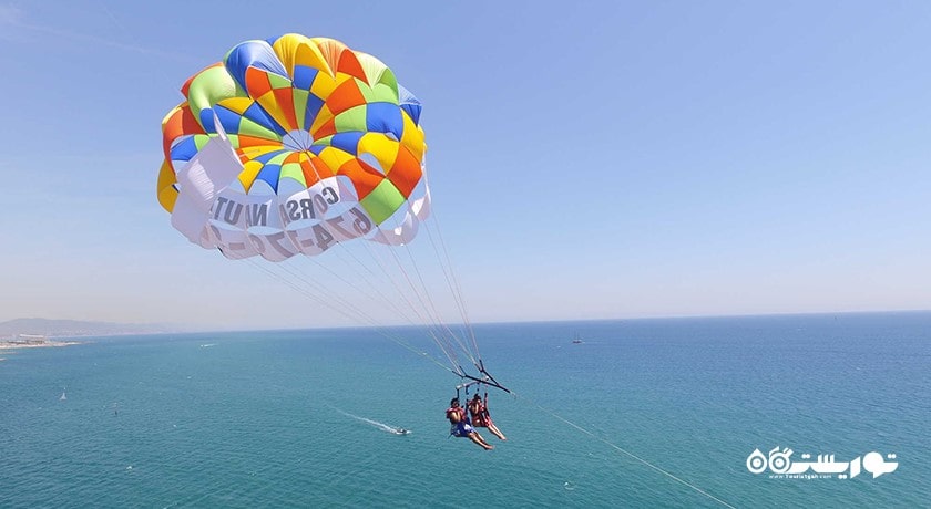 سرگرمی پاراسیلینگ در کوسامویی شهر تایلند کشور کو سامویی