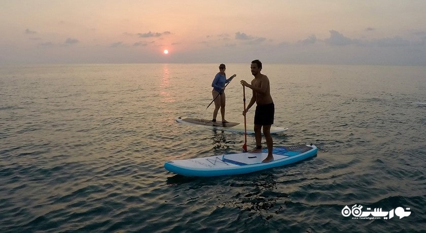 سرگرمی پاروزنی ایستاده در کوسامویی شهر تایلند کشور کو سامویی