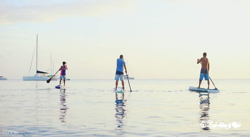 سرگرمی پاروزنی ایستاده در کوسامویی شهر تایلند کشور کو سامویی