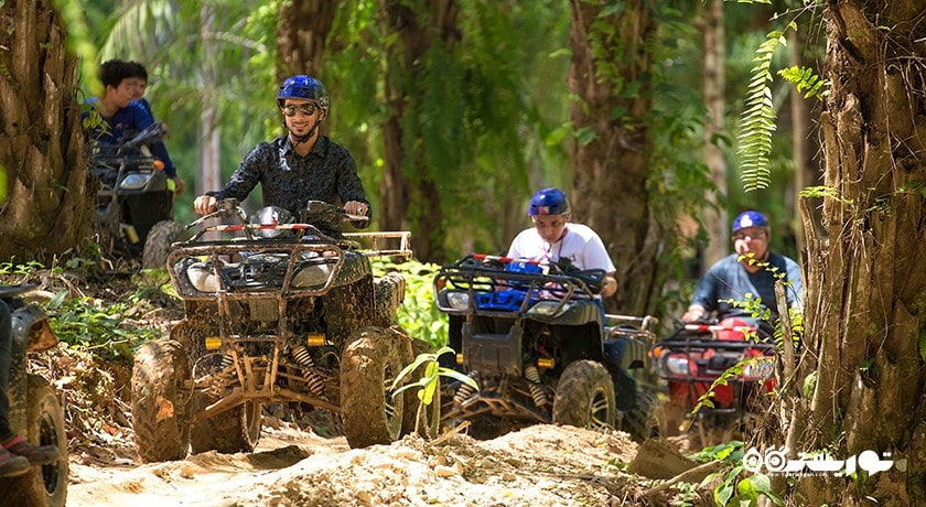 سرگرمی سواری با خودروی همه جارو در کوسامویی شهر تایلند کشور کو سامویی