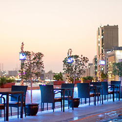 لا تراس پول لانج