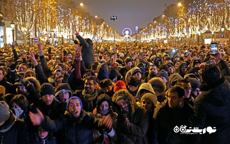 مردم خوشحال  در خیابان شانزه لیزه پاریس