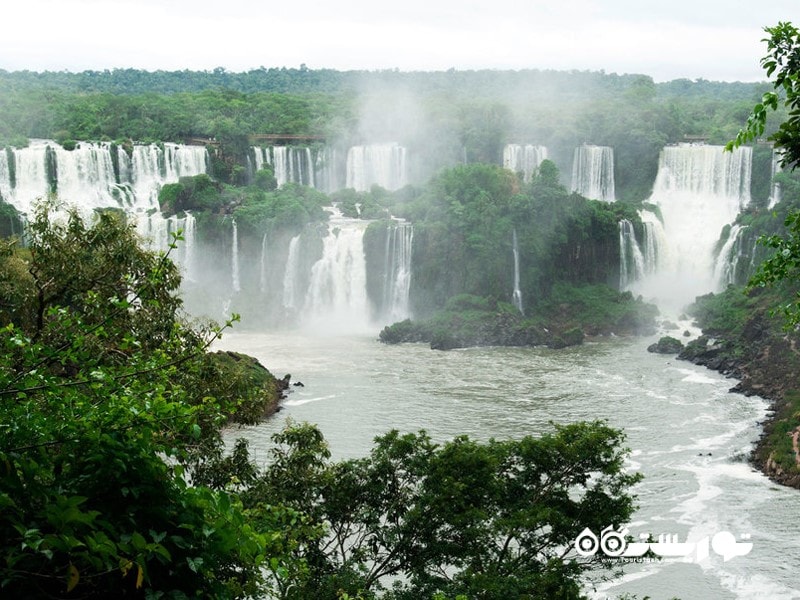 آبشار ایگوازو (Iguzau Falls) در مرز میان  برزیل و آرژانتین