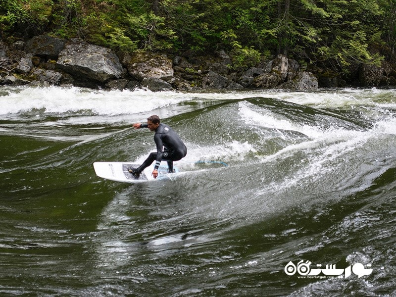 - موج سواری در رودخانه دِ مانتین ویو (River Surfing at The Mountain Wave)  