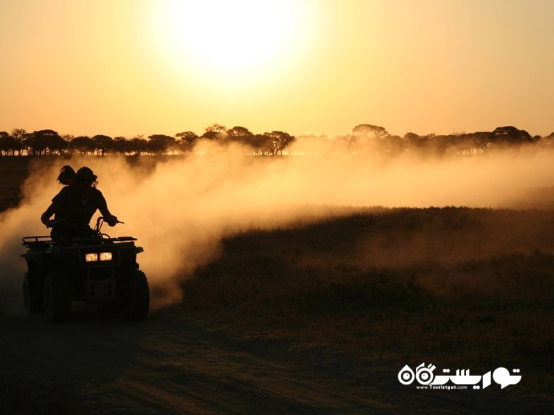 7. سفر با موتور چهارچرخ از روی نمکزارها در کشور بوتسوانا (Botswana)