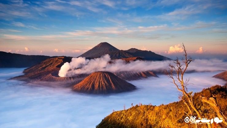 پرواز خطرناک بر بالای آتشفشان فعال برومو در اندونزی