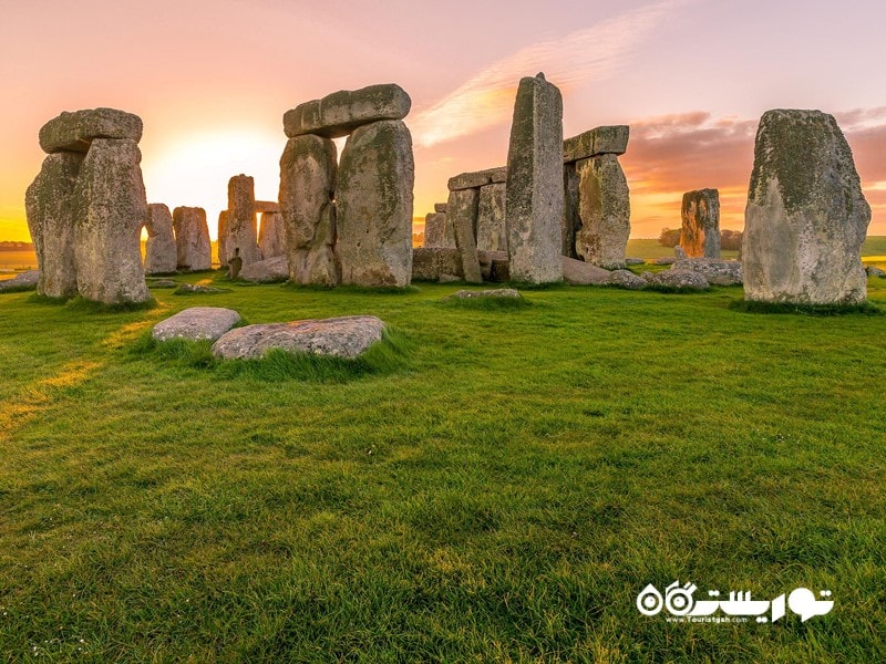 7- استون‌ هنج (Stonehenge) در کشور بریتانیا