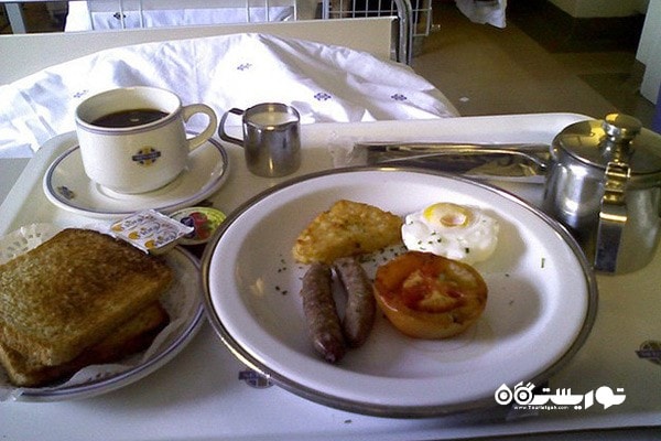 صبحانه انگلیسی هش بروان، تخم مرغ آبپز، سوسیس، گوجه فرنگی و نان تست