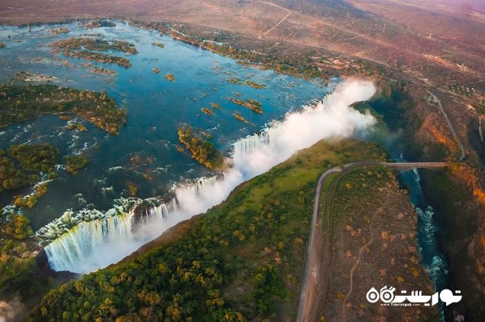 آبشار ویکتوریا در مرز زیمبابوه و زامبیا (Victoria Falls, boarding Zimbabwe and Zambia)