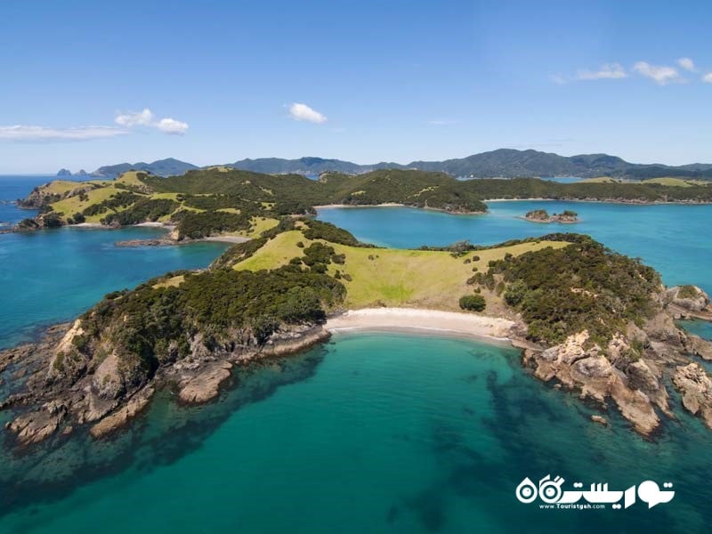 خلیج کوچک نیوزیلند دارای بیش از 140 جزیره حاره ای