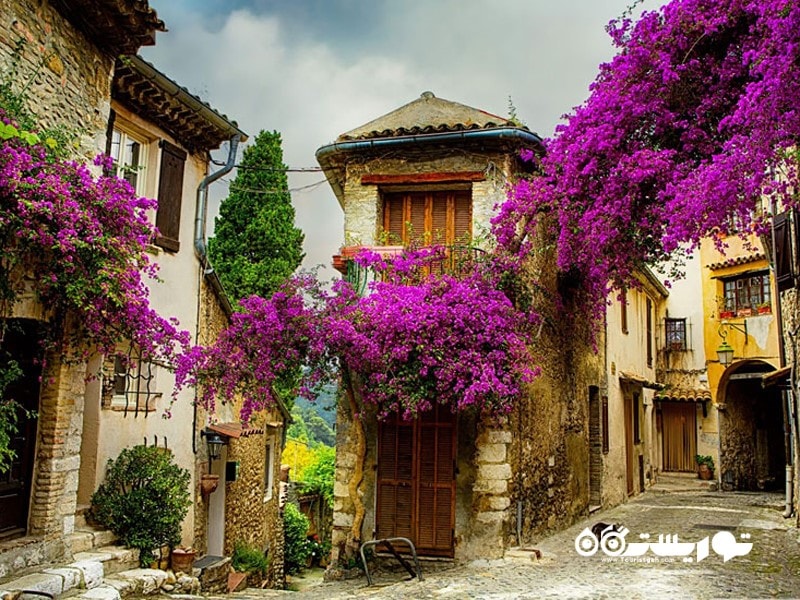 شهری کوچک در ناحیه پروانس، فرانسه (Small Town In Provence, France)