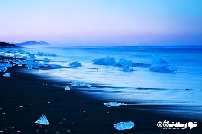 کوه های یخی در ساحل ماسه های سیاه