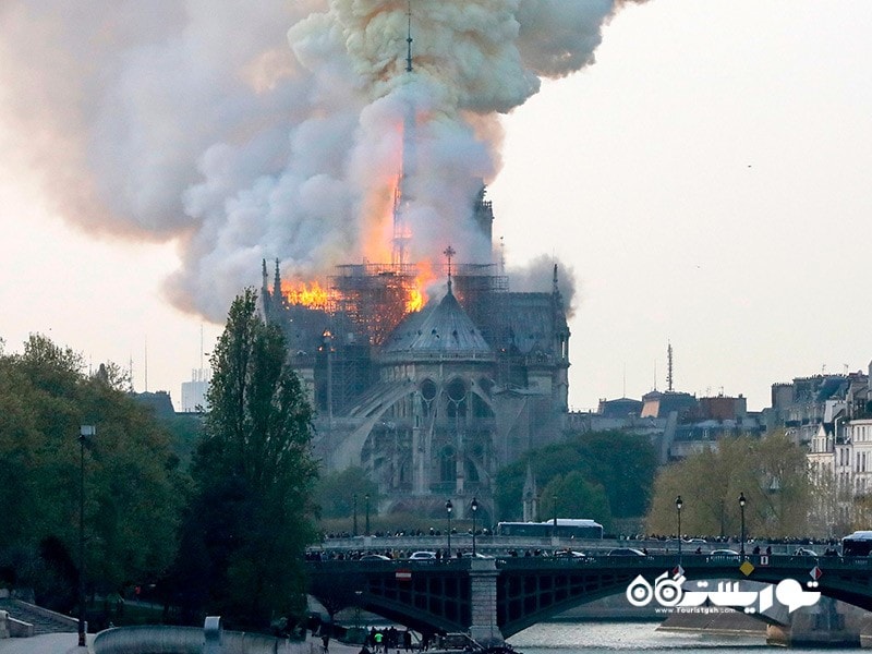 کلیسای زیبای نوتردام در دام آتش گرفتار شد
