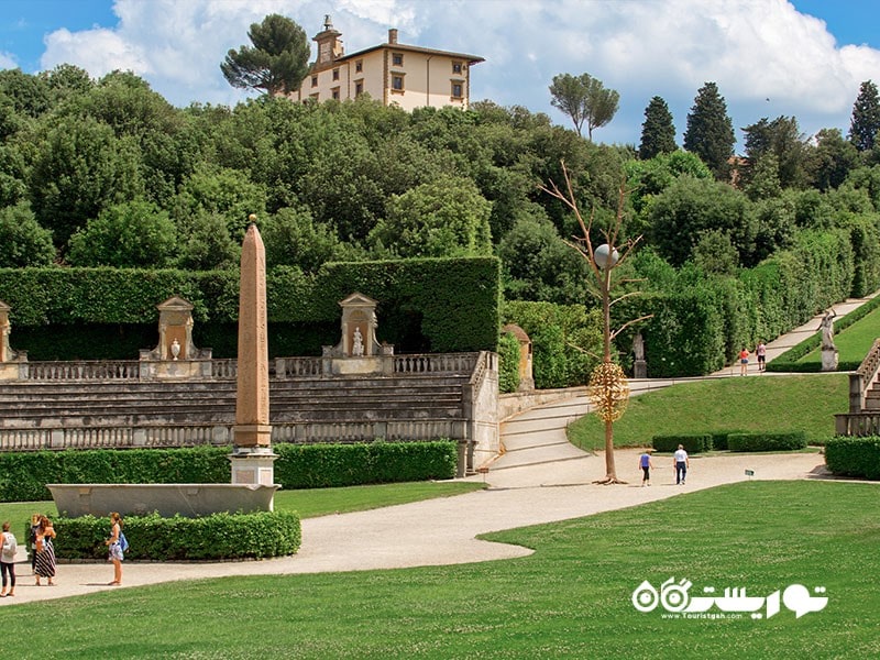 ۲. قدم زدن در باغ‌ های یادبود