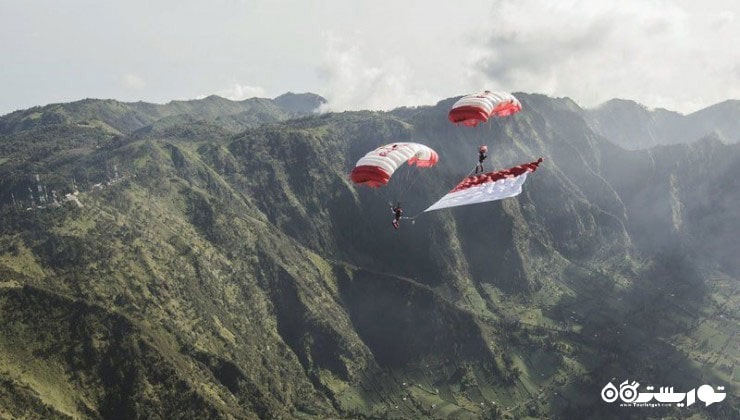 پرواز خطرناک بر بالای آتشفشان فعال برومو در اندونزی